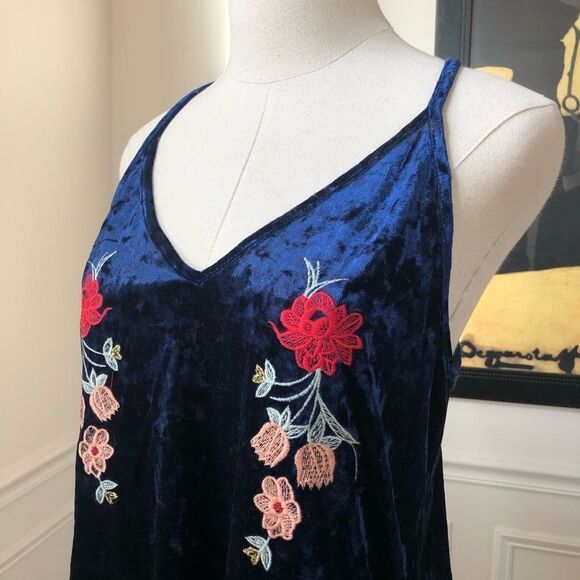 THML Stitch Fix Karrah Blue Velvet Embroidered Top M - Picture 3 of 6